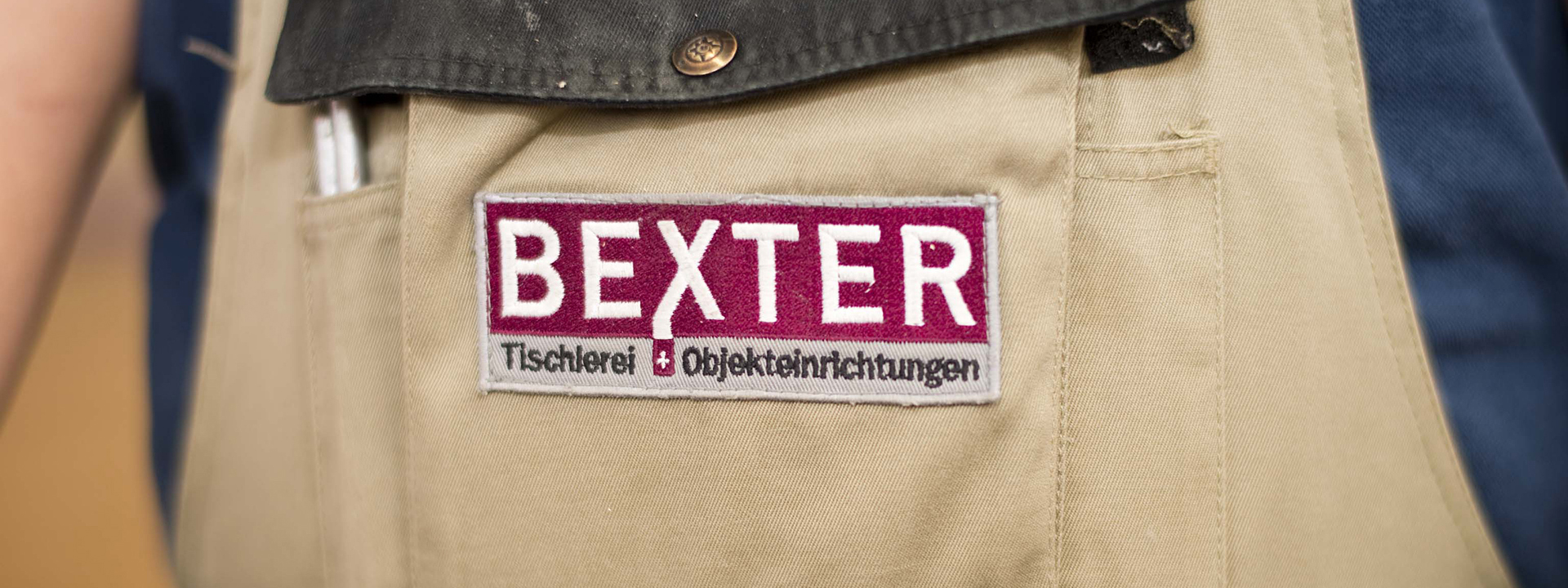 Nahaufnahme einer Arbeitssch&uuml;rze mit BEXTER-Aufn&auml;her