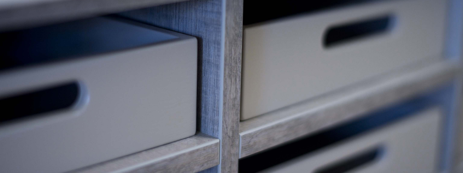 Nahaufnahme von Schubladen mit eingelassenen Griffmulden in Holzkorpus