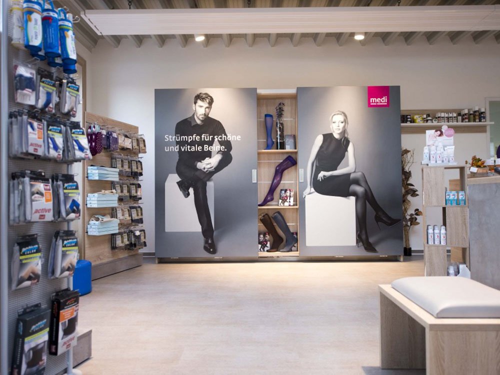 Innenansicht eines Ladens mit Regalsystemen und Pr&auml;sentationsm&ouml;beln aus Holz